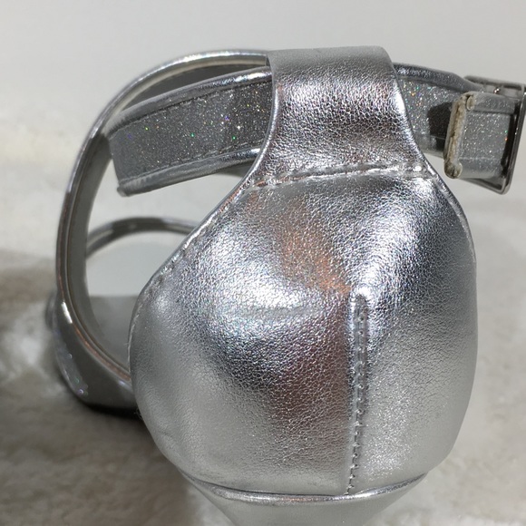 Dyeables Women's Amber Silver Sparkly Ankle Strap heels - Size 6B - Picture 6 of 7